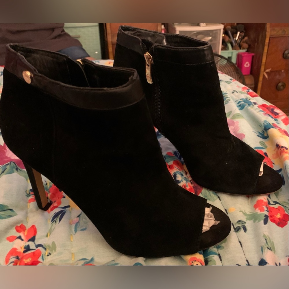 Vince Camuto used 4” peep toe keely